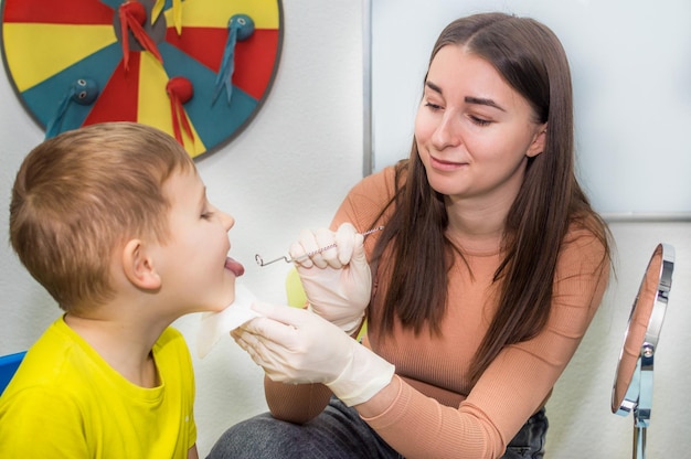 El terapeuta del habla se dedica a un retrato de primer plano de niño