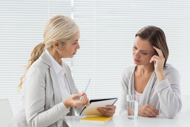 Terapeuta hablando con su paciente