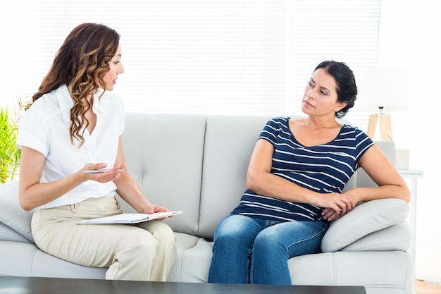 Terapeuta hablando con su paciente