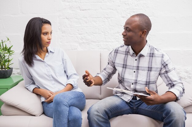 Terapeuta hablando con su paciente