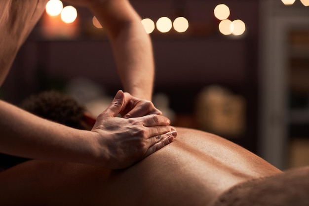 Terapeuta de masaje aplicando toques