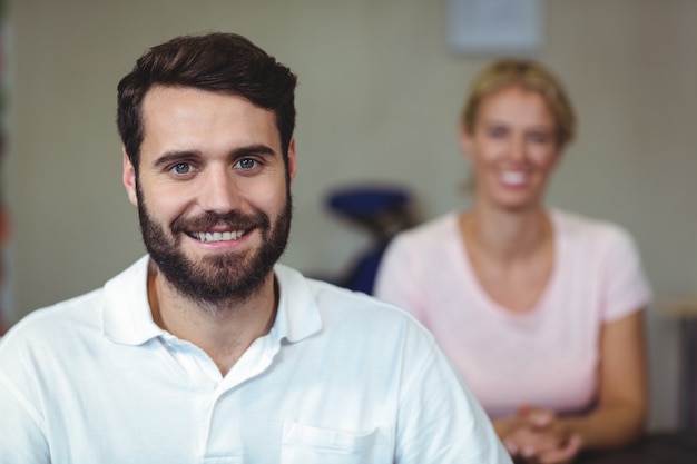 Terapeuta masculina sorrindo na clínica