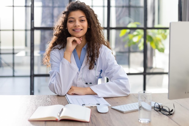 Terapeuta médica muito feminina na consulta