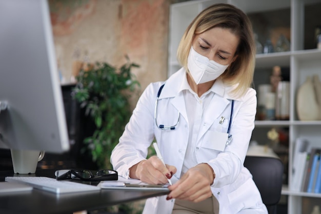 Terapeuta médico de mediana edad en consulta.