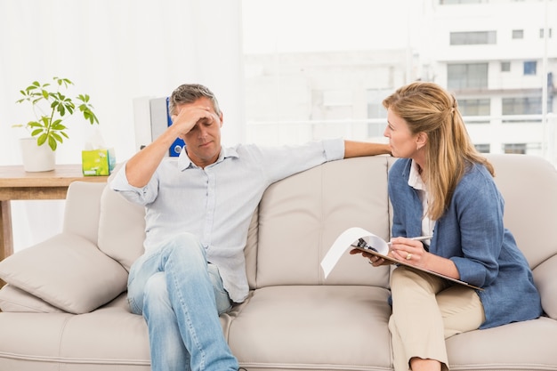Terapeuta preocupado falando com o paciente do sexo masculino