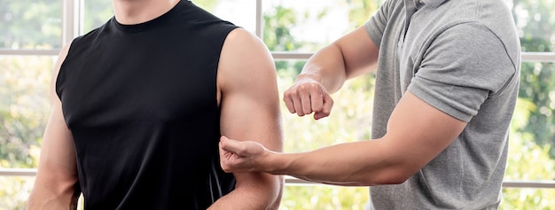 Terapeuta que da masaje al paciente masculino del atleta para el concepto de la terapia física de los deportes