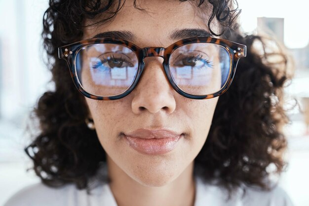 Terapeuta de retratos y rostro de mujer con anteojos o anteojos que se sienten tranquilos y enfocados Visión de la cabeza y primer plano de un empleado o trabajador que parece serio con la vista en una oficina