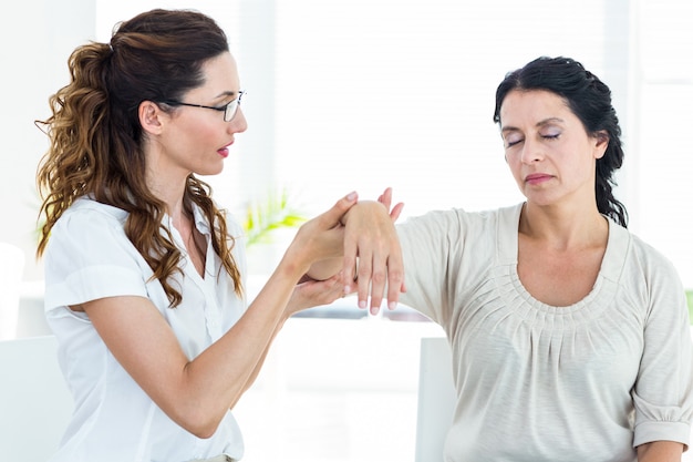 Terapeuta, segurando, dela, pacientes, braço