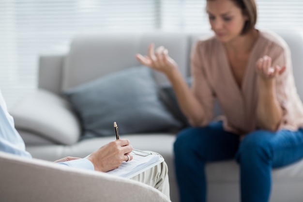 Foto terapeuta tomando notas del paciente