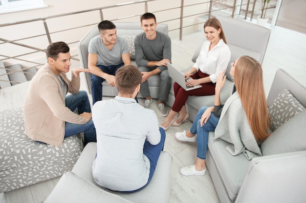 Foto terapeuta trabalhando com seu grupo durante a sessão