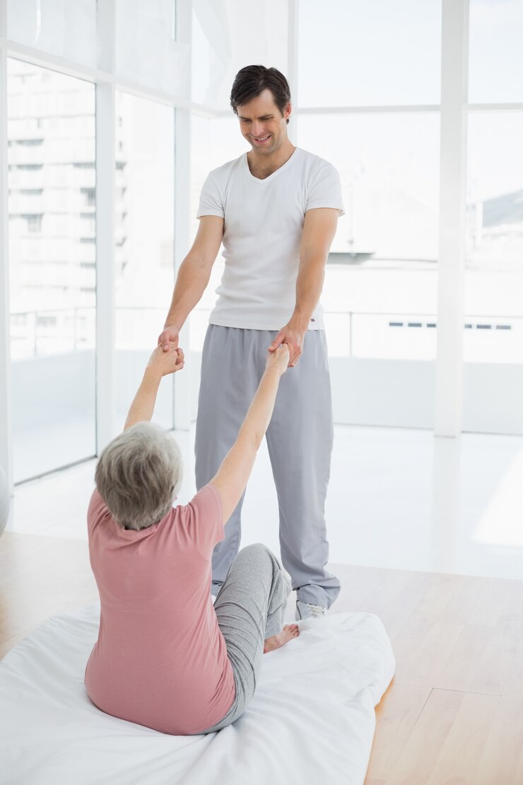 Foto terapêutica assistindo mulher sênior com exercícios de alongamento