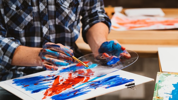 Terapia de arte Pasatiempo creativo y ocio Captura recortada de un hombre usando un pincel de paleta y un tablero de dibujo para pintura abstracta