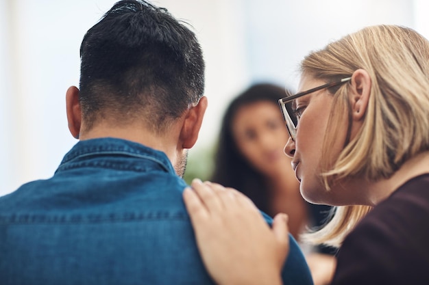 Terapia de asesoramiento y apoyo para marido y mujer tristes Mujer cariñosa y amable que consuela y apoya a su pareja en una conversación difícil con un terapeuta o psicólogo