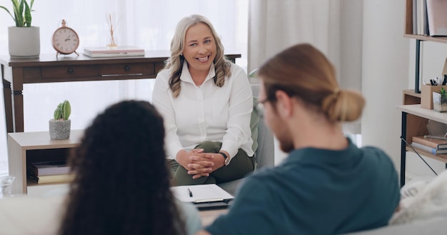 Terapia de aconselhamento matrimonial e médico com um casal juntos em um escritório de consultoria para comunicação Consultor ajuda ou psicólogo com uma trabalhadora de saúde mental conversando com um homem e uma mulher