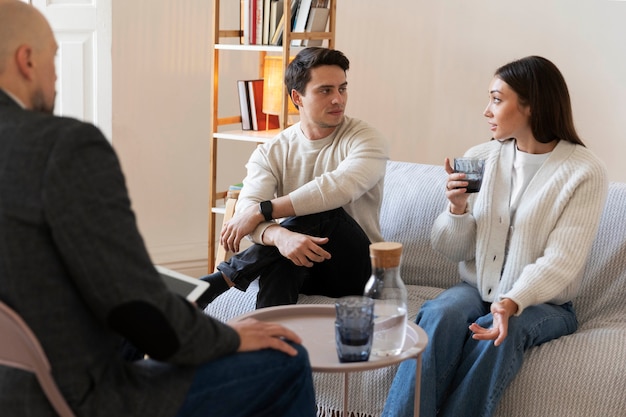 Foto terapia de família em consultório de psicólogo