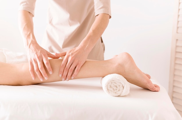Terapia de massagem nas pernas de close-up