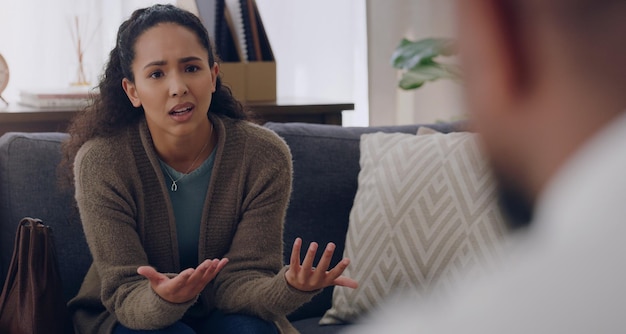 Foto terapia de saúde mental e mulher conversando com um terapeuta sobre estresse, depressão e ansiedade durante a consulta comunicação psicológica e menina com um psicólogo para ajudar com a mente e o problema