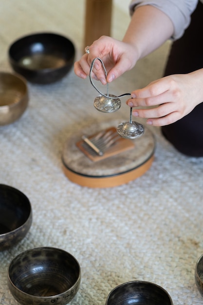 Terapia de som tibet tradicional com taças cantantes e massagem oriental com pratos para meditação