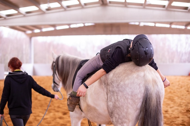 Terapia de tratamento profissional a cavalo equoterapia terapeuta de assistência médica para piloto de psicoterapia melhorando funções neurológicas