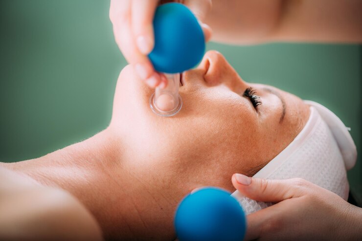 Foto terapia de ventosa facial ventosa cupping therapy para um lifting facial forte