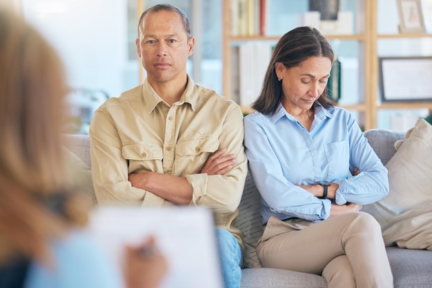 Terapia de divorcio y terapeuta de consulta de pareja por matrimonio fallido Consulta de consejería y retrato de un hombre y una mujer enojados y tristes hablando con un psicólogo para ayudar a salvar la relación