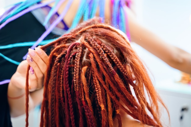 Terapia elegante cuidados profissionais conceito hippie estilo penteado trança processo de trança com ...