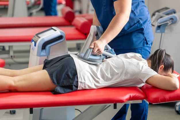 Terapia eletromagnética das costas fisioterapeuta médico usa equipamentos médicos