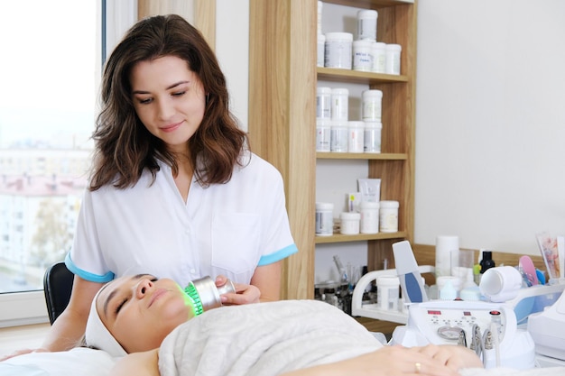 Terapia infravermelha de luz Procedimento de cabeça de cosmetologia Beleza rosto de mulher Dispositivo de salão cosmético Rejuvenescimento da pele facial