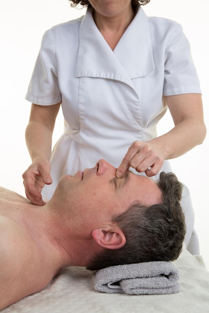 Terapia de osteopatía facial y craneal dada por una mujer