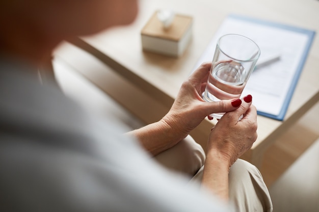 Terapia Paciente con vaso de agua