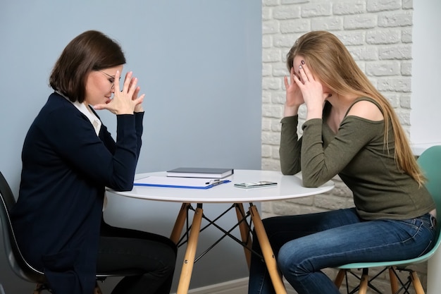 Terapia psicológica, sessão de psicoterapia em médico psicólogo profissional em exercício. paciente jovem conversando com um conselheiro especialista, saúde mental, problemas juvenis