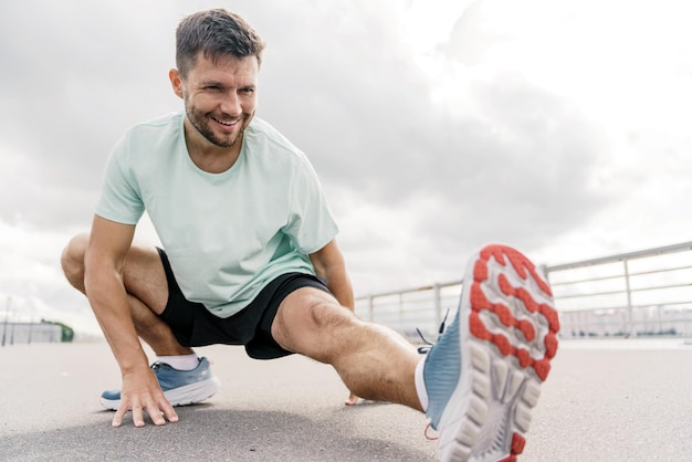 Terapia psicológicaHomem de aquecimento confiante treinamento intervalado Um atleta feliz correndo em roupas esportivas