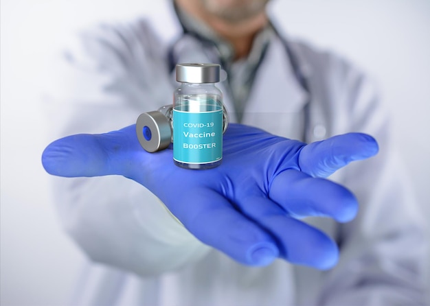 Terceira dose de reforço da vacina Covid-19, o médico segura a vacina na mão