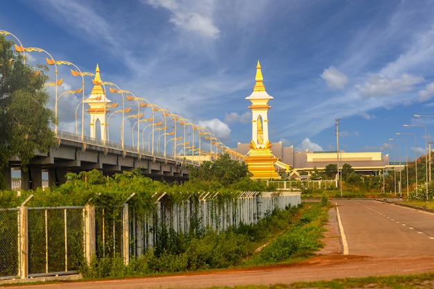 Tercer puente de la amistad tailandesa Lao al amanecer