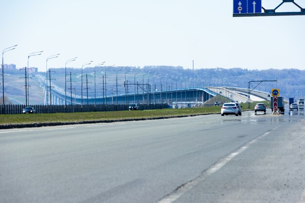 Foto el tercer puente más largo de rusia.vista del puente presidencial en invierno en ulyanovsk.