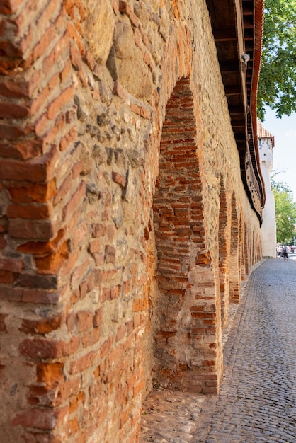 Foto el tercer recinto de fortificación medieval de sibiu con torres de defensa cortina el monumento histórico