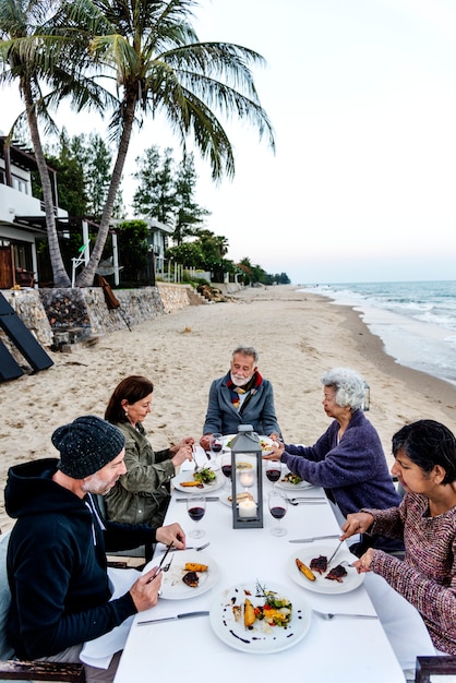 Foto tercera edad cenando en la playa