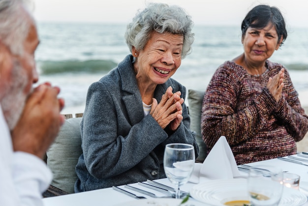 Tercera edad cenando en la playa