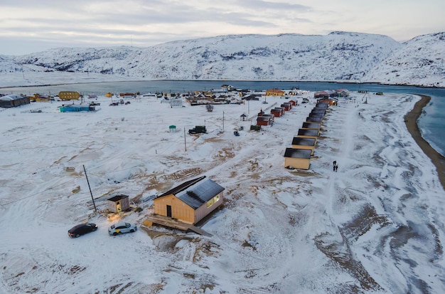 Teriberka es un pueblo a orillas del Océano Ártico. El borde del mundo. El extremo norte de Rusia. antiguo pueblo de pescadores a la orilla del mar.