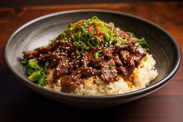 Teriyaki de carne picante en el tazón de arroz