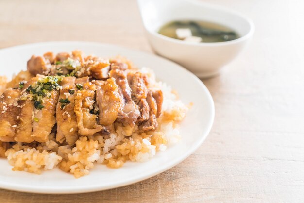 Teriyaki-Hühnchen auf belegtem Reis mit Miso-Suppe