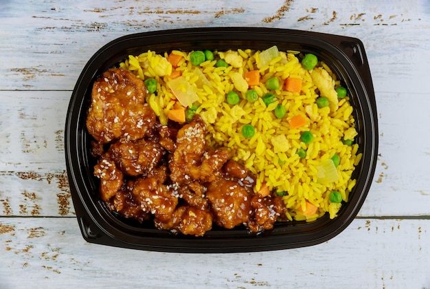 Teriyaki-Huhn mit Reis und Gemüse im Plastiknahrungsmittelbehälter. Japanische Küche. Draufsicht.