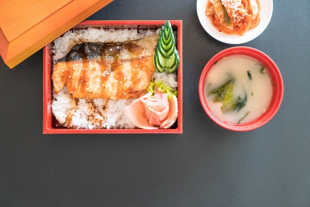 Teriyaki Lachs auf Top Reis in Box Set