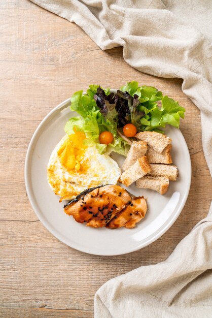 Teriyaki-Lachssteak mit Spiegelei und Salat