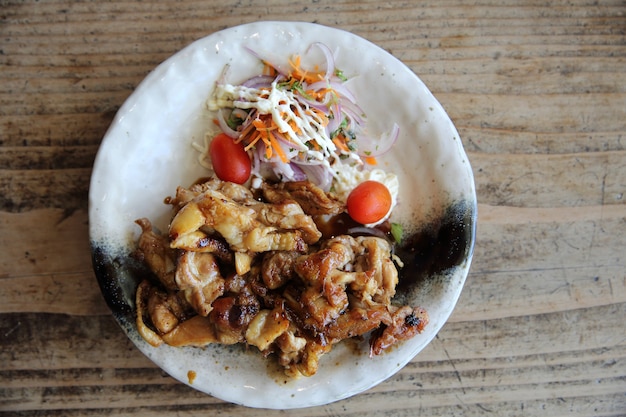 Teriyaki de pollo a la parrilla sobre fondo de madera