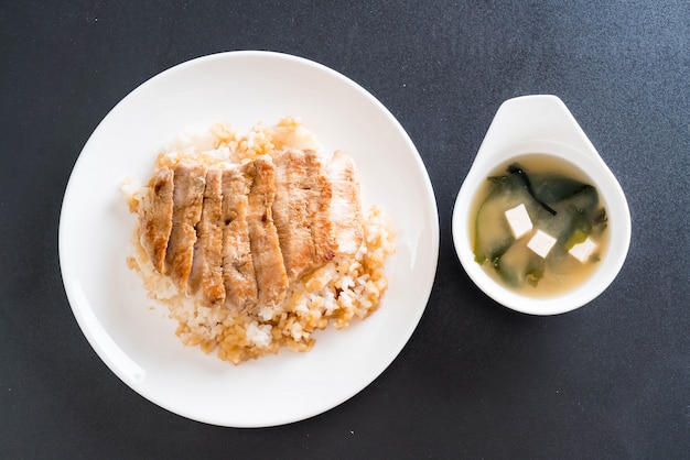 Teriyaki-Schweinefleisch auf belegtem Reis mit Miso-Suppe