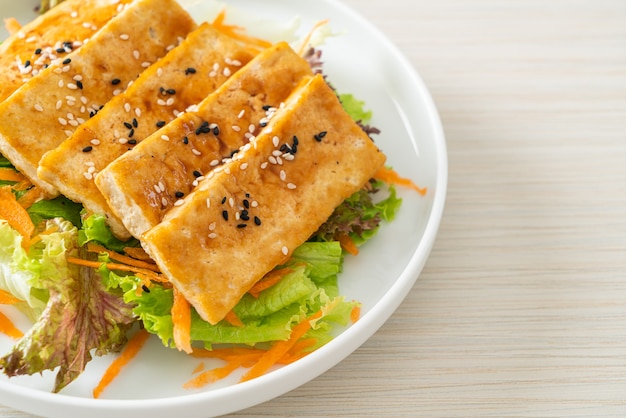 Teriyaki Tofu Salat mit Sesam - vegan und vegetarisch food