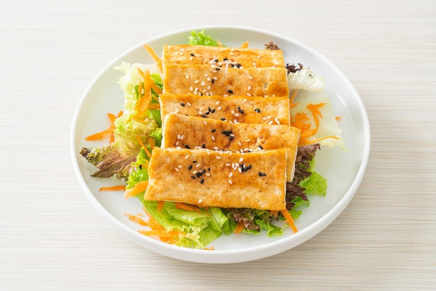 Teriyaki Tofu Salat mit Sesam - vegan und vegetarisch food