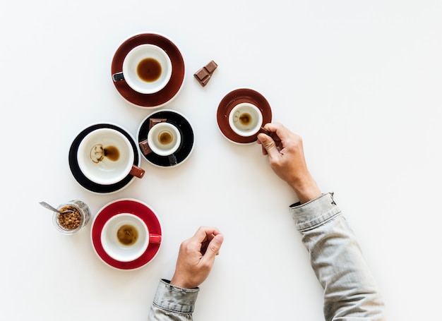 Terminado bebió tazas de café con chocolate