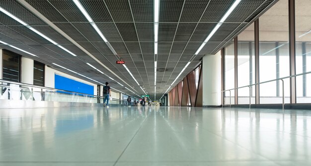 Foto terminal del aeropuerto asiático moderno.